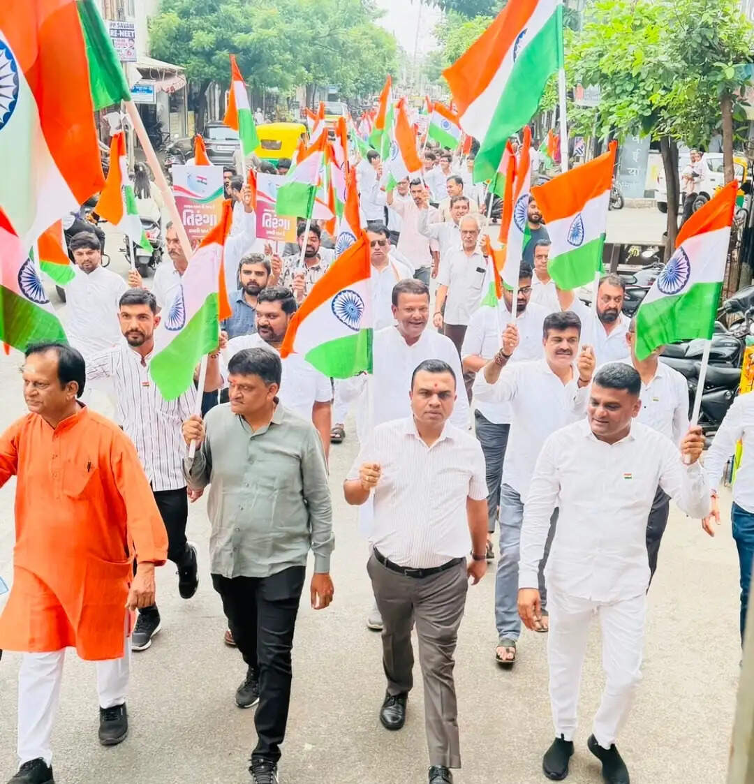 सूरत के विभिन्न वार्डों में भाजपा ने निकाली भव्य तिरंगा यात्रा, राष्ट्रभक्ति के रंग में रंगा शहर