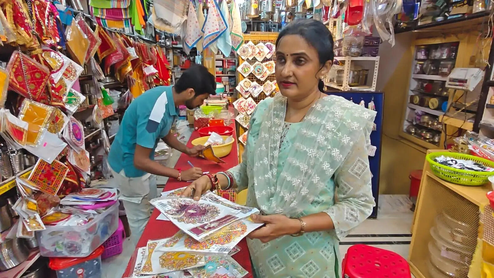 जन्माष्टमी को लेकर सजे जौनपुर के बाजार, लड्डू गोपाल के श्रृंगार सामानों की बढ़ी मांग