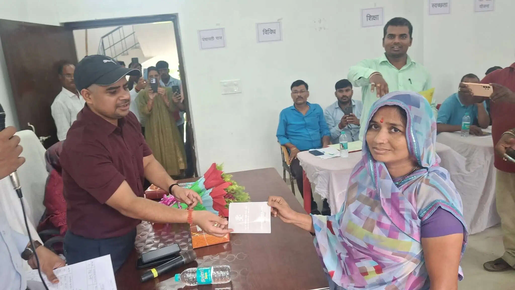 कर्णपुर सहयोग शिविर मे डीएम ने लाभुकों को दिए राशन कार्ड और जन्म प्रमाण पत्र