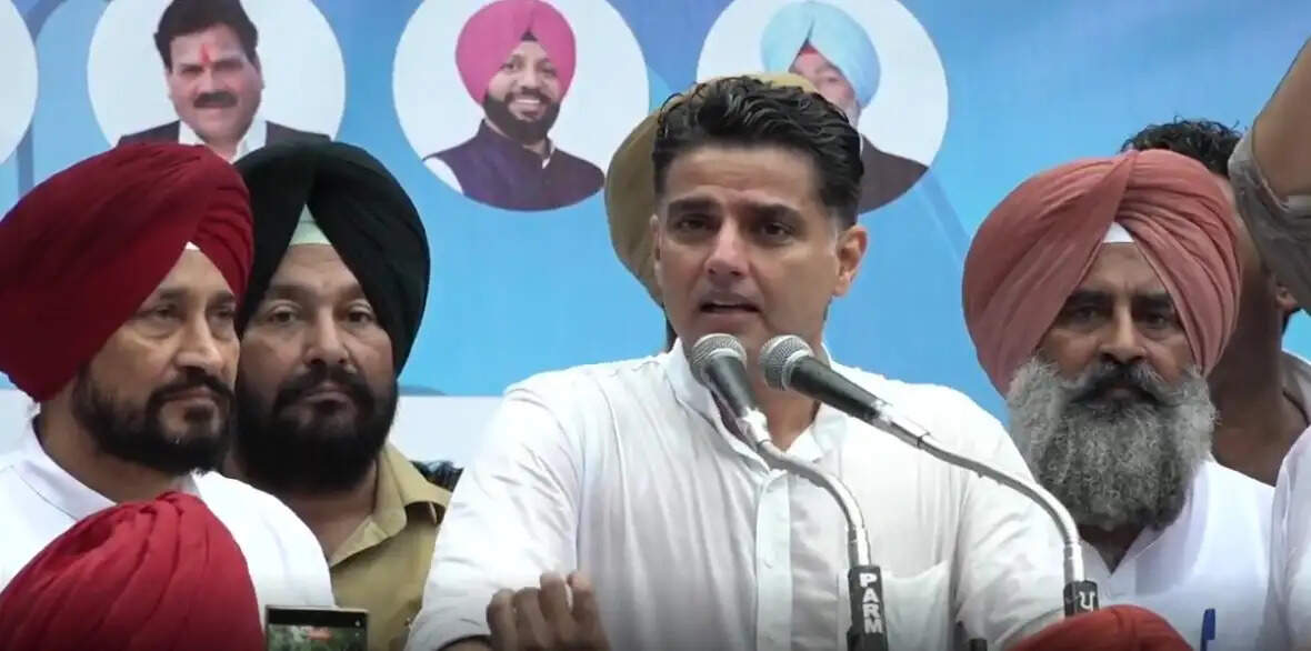 परगट सिंह ने संभाली पंजाब कांग्रेस की कमान, एक मंच पर दिखाई दिए वरिष्ठ नेता