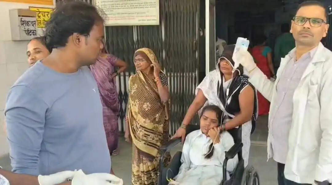 कौशांबी : निजी स्कूल का वाहन पलटने से कई बच्चे घायल, एक बच्ची के हाथ में फ्रैक्चर