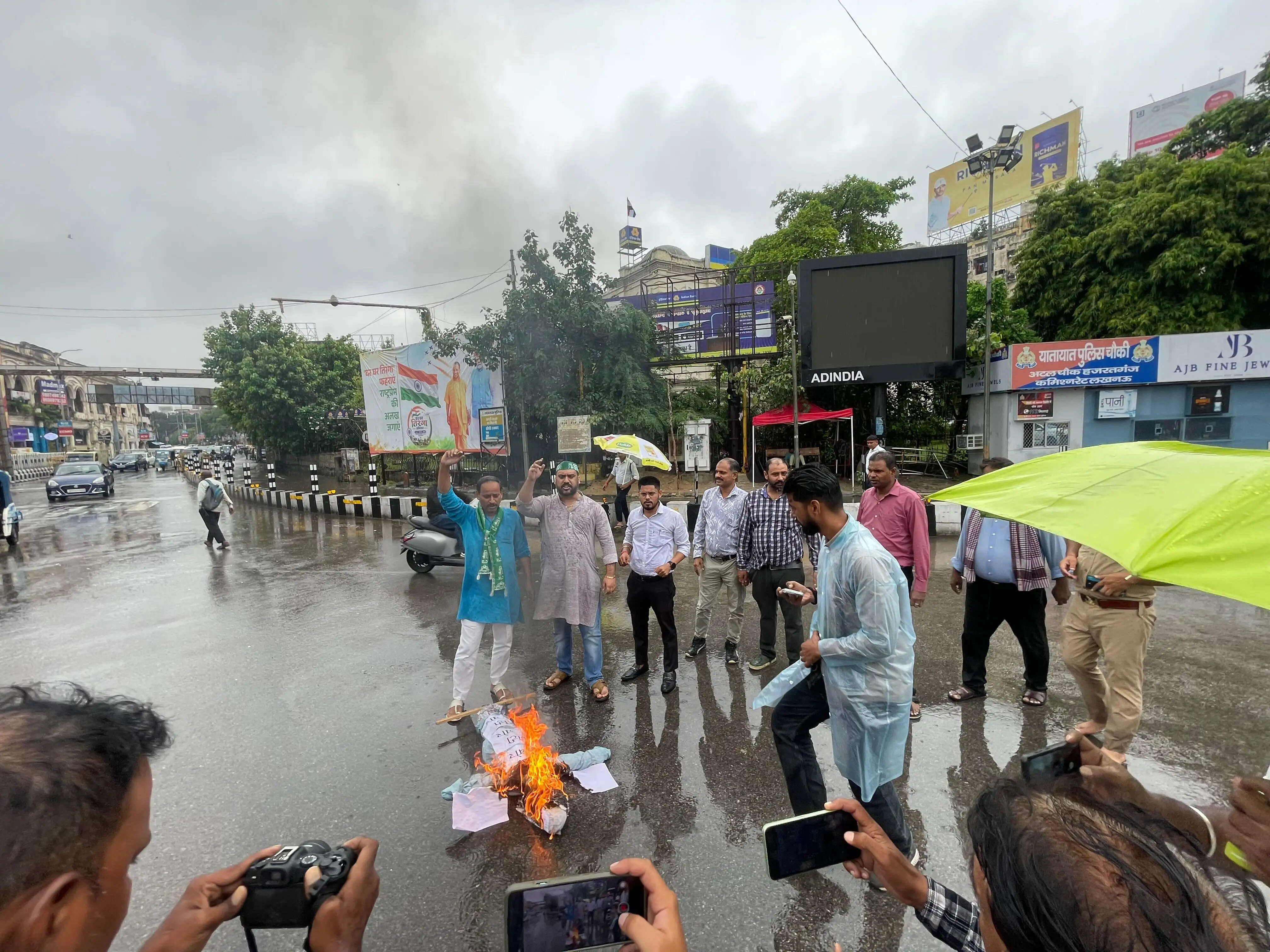 रालोद छात्र सभा ने सपा अध्यक्ष अखिलेश यादव के बयान के विरोध में फूंका पुतला