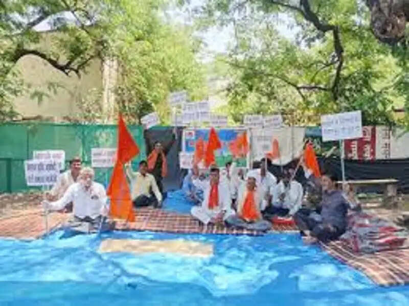 भोपाल में किसानों का अनिश्चितकालीन धरना,&nbsp;एसडीएम ऑफिस के बाहर डाला&nbsp;डेरा