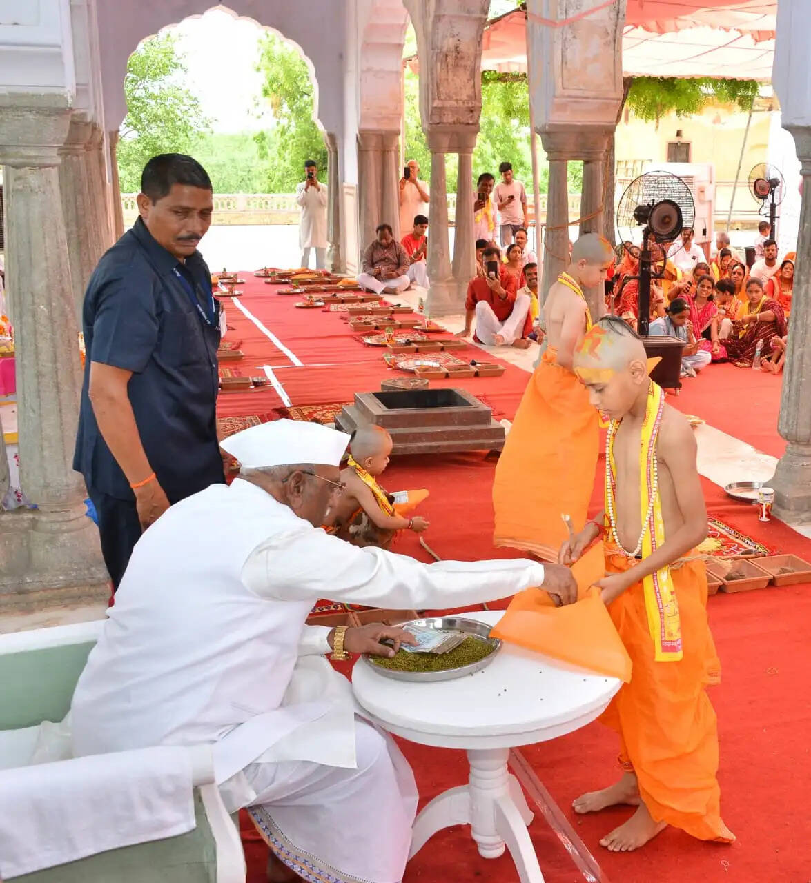 राज्यपाल ने राधा माधव मंदिर के दर्शन कर सभी के मंगल की कामना की