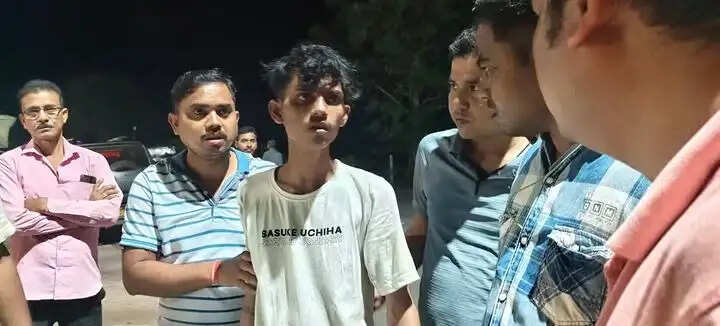 मोटरसाइकिल से नौ किलो गांजा बरामद, दो युवक गिरफ्तार