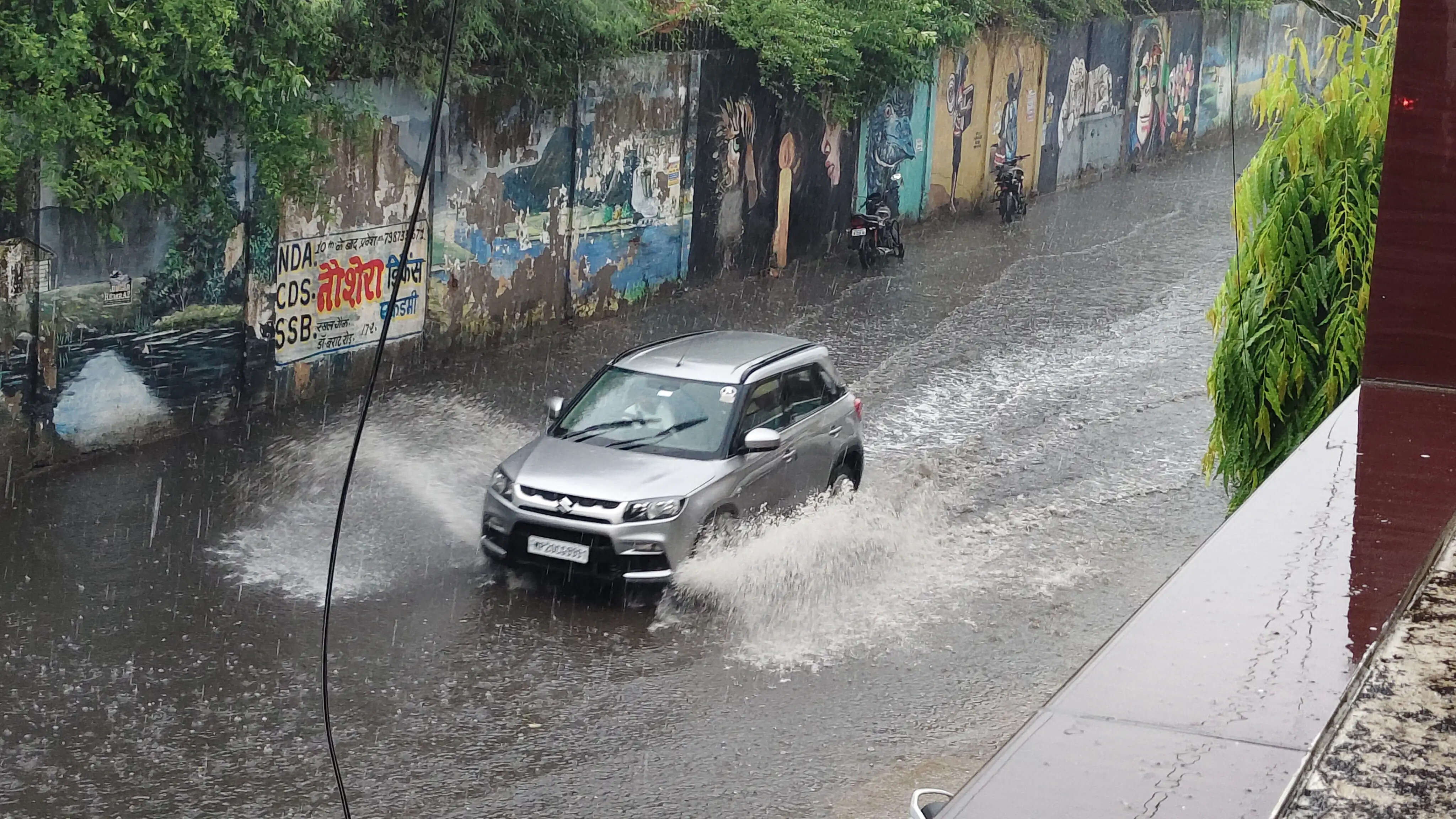 जबलपुर में डेढ़ घंटे तक हुई लगातार बारिश; कई इलाकों में जलभराव और बिजली व्यवस्था प्रभावित