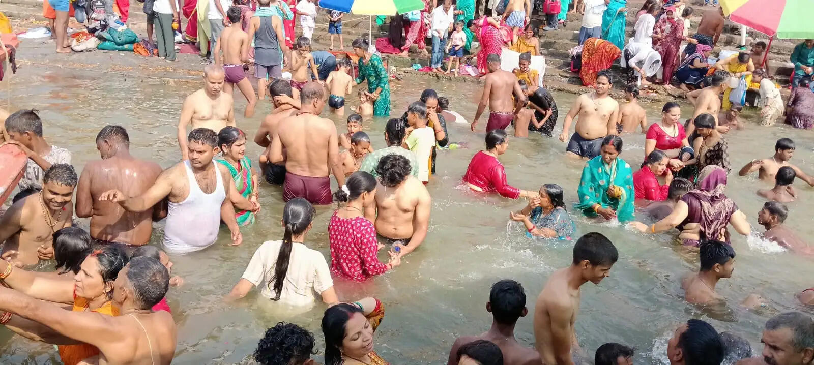 ज्येष्ठ अधिकमास के सोमवती अमावस्या पर श्रद्धालुओं ने गंगा में लगाई आस्था की डुबकी, किया दान पुण्य