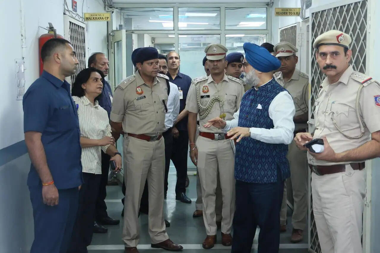 उपराज्यपाल ने द्वारका पुलिस स्टेशन का दौरा करके सेवाओं का लिया जायजा