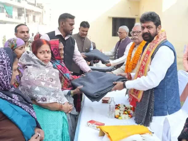 आयुर्वेद अस्पताल के वार्षिक कार्यक्रम में मंत्री डॉ दयाशंकर ने बांटा कम्बल