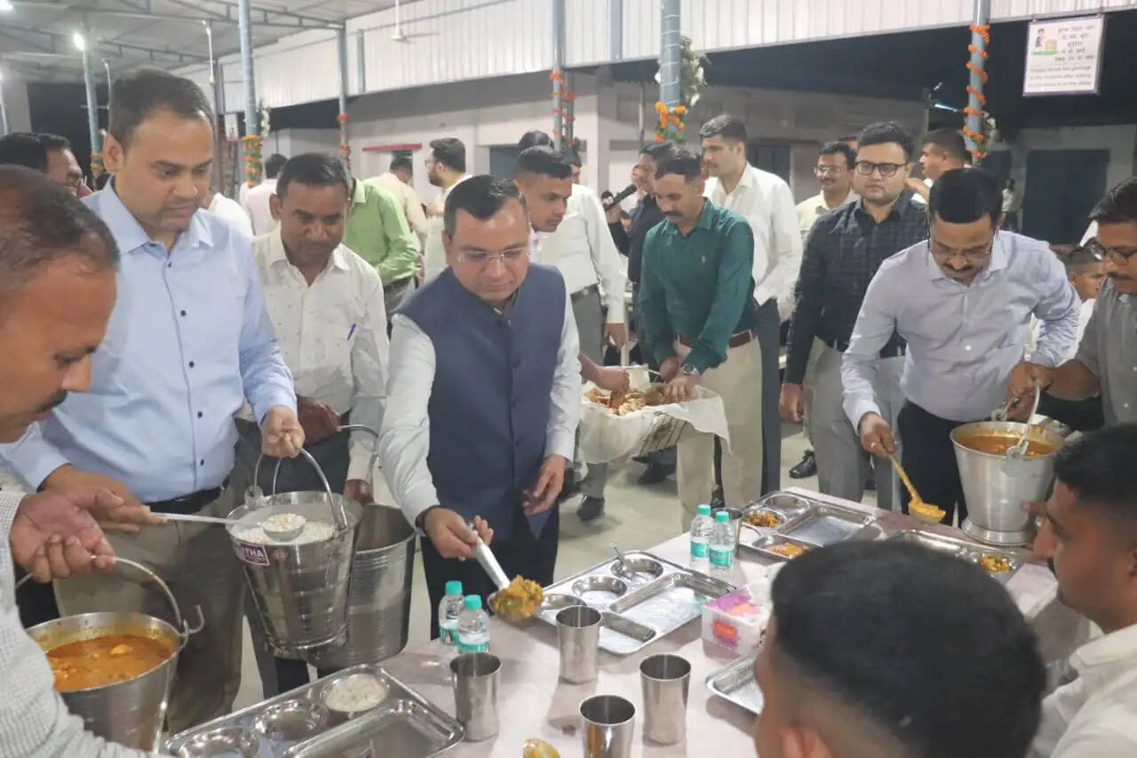 डीआईजी, जिलाधिकारी और वरिष्ठ पुलिस अधीक्षक ने&nbsp;प्रशिक्षु सिपाहियों को परोसा भोजन