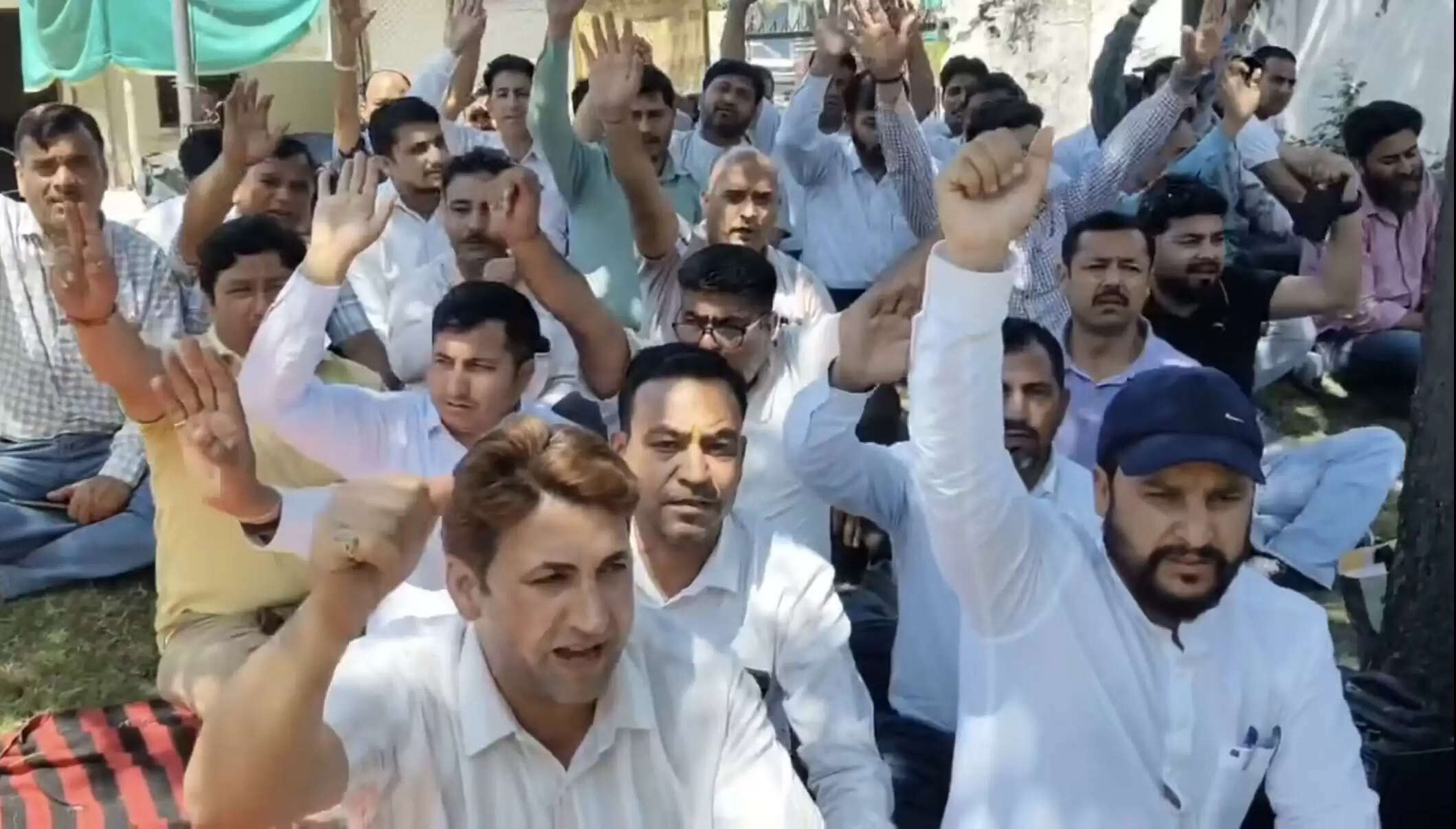 कठुआ में पटवारियों की तीन दिवसीय हड़ताल, वेतन विसंगतियों व लंबित मांगों को लेकर जोरदार प्रदर्शन