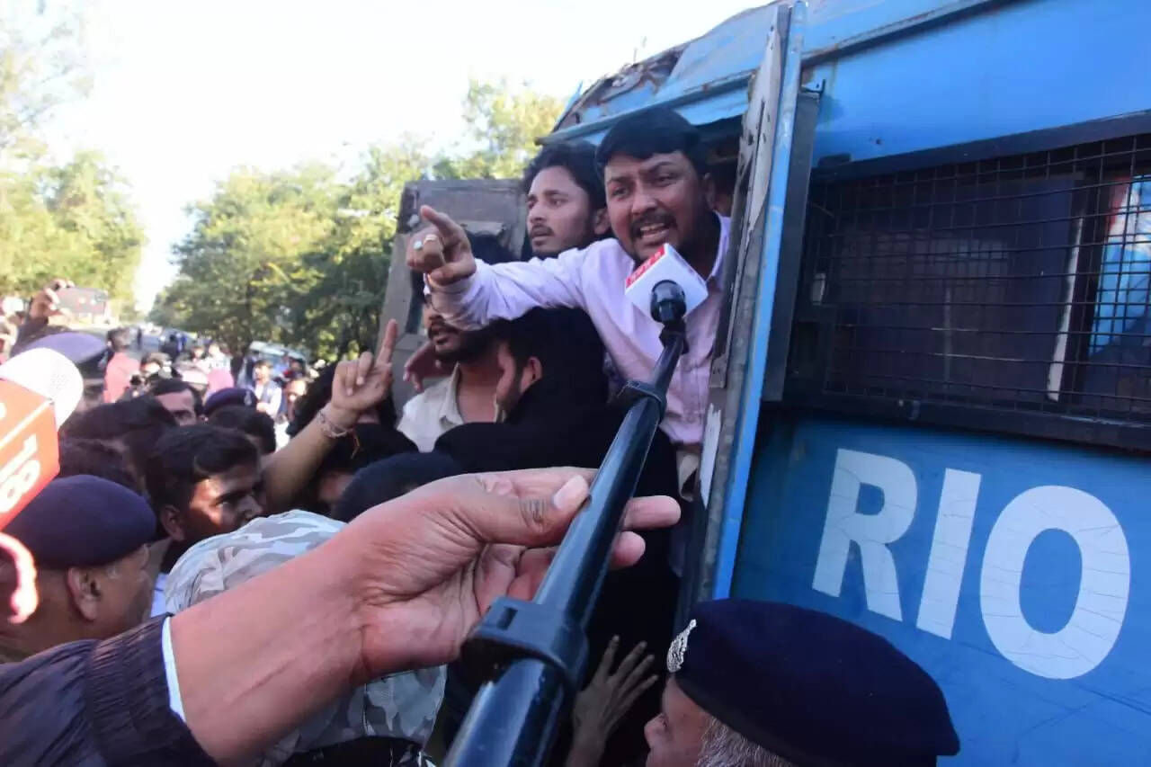 एनएसयूआई ने मंत्री प्रतिमा बागरी के खिलाफ किया प्रदर्शन, इस्तीफा मांगा, प्रदेश अध्यक्ष-उपाध्यक्ष सहित 50 कार्यकर्ता गिरफ्तार