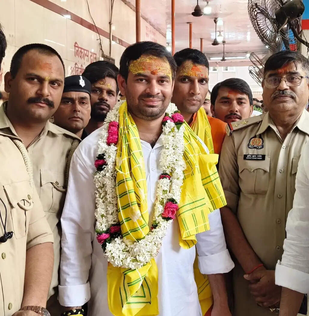 मां विंध्यवासिनी धाम पहुंचे तेज प्रताप यादव, कई मुद्दों पर दिया बयान