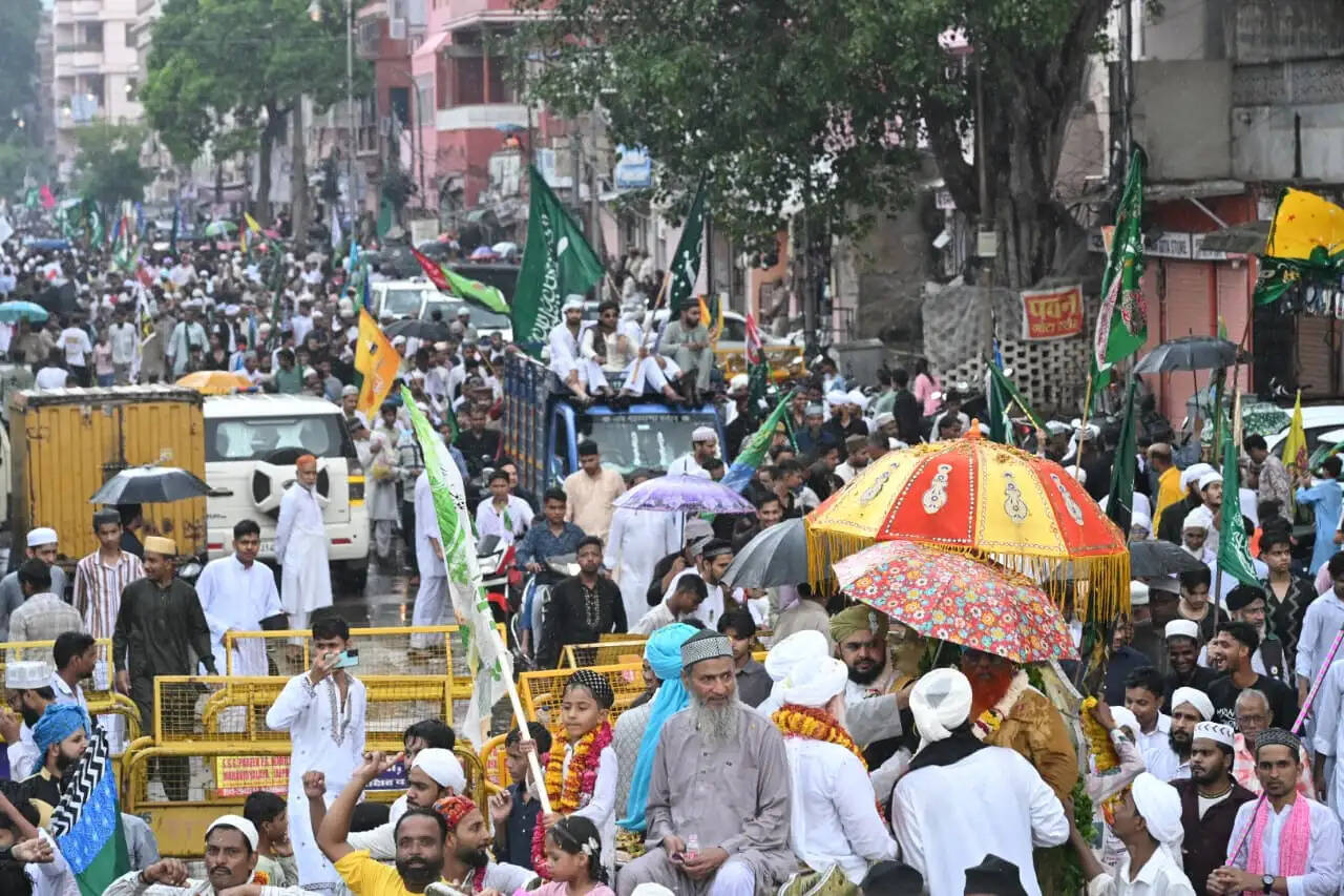 जुलूस-ए-मोहम्मदी में उमड़ा आस्था का सैलाब: चार दरवाजा से कर्बला तक निकला जुलूस