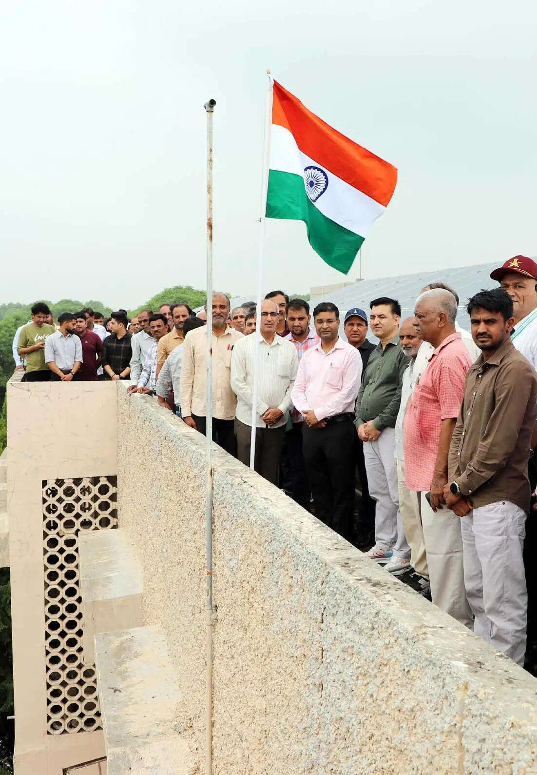 हिसार : गुरु जम्भेश्वर विश्वविद्यालय के 42 भवनों पर लहराया तिरंगा, देशभक्ति के रंग में रंगा विश्वविद्यालय परिसर