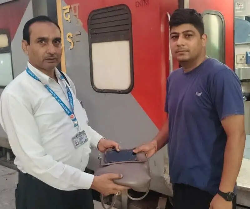 सीआईटी की सतर्कता एवं ईमानदारी से महिला यात्री का खोया पर्स सुरक्षित वापस मिला