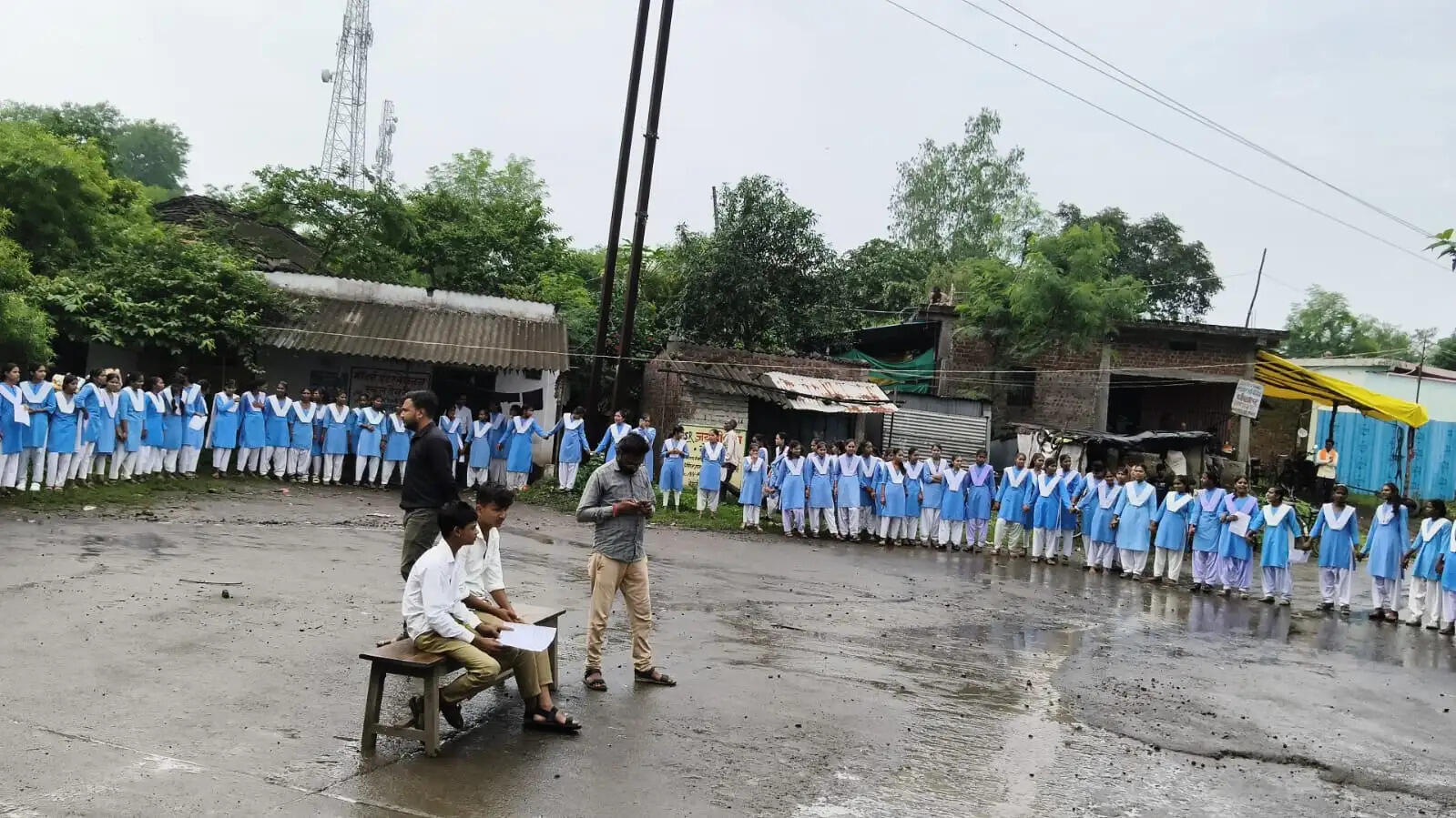 सागर: छात्रों ने रसेना स्कूल भवन निर्माण और पानी की किल्लत को लेकर रोड किया जाम