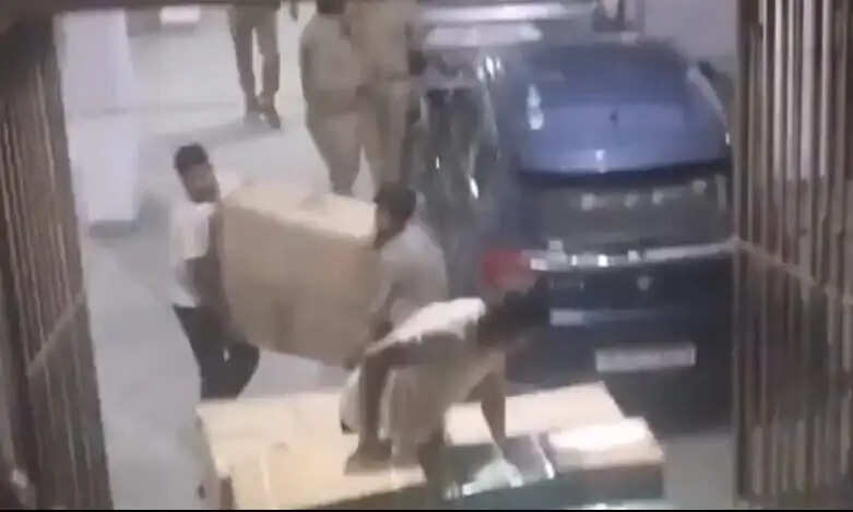 नोएडा में अवैध रूप से पटाखा का भंडारण करने वाला गिरफ्तार