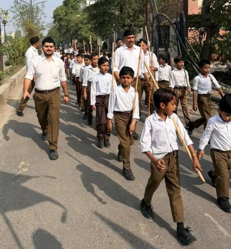 राष्ट्रीय स्वयंसेवक संघ मुरादाबाद महानगर ने एक दर्जन से अधिक बस्तियों में निकाला पथ संचलन