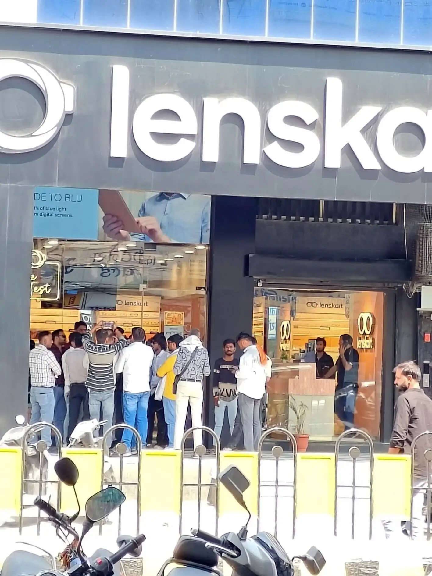 उज्जैन में लेंसकार्ट शोरूम में हिंदू संगठनों ने किया प्रदर्शन