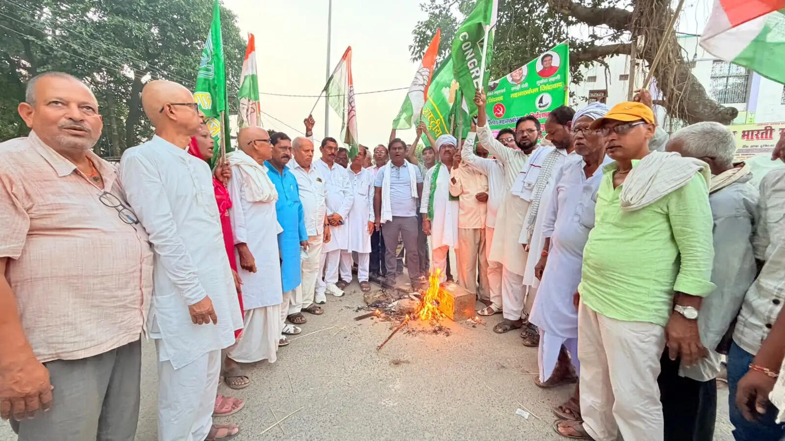 चुनाव आयोग और केंद्र सरकार के खिलाफ महागठबंधन का प्रदर्शन, ज्ञानेश कुमार का पुतला फूंका