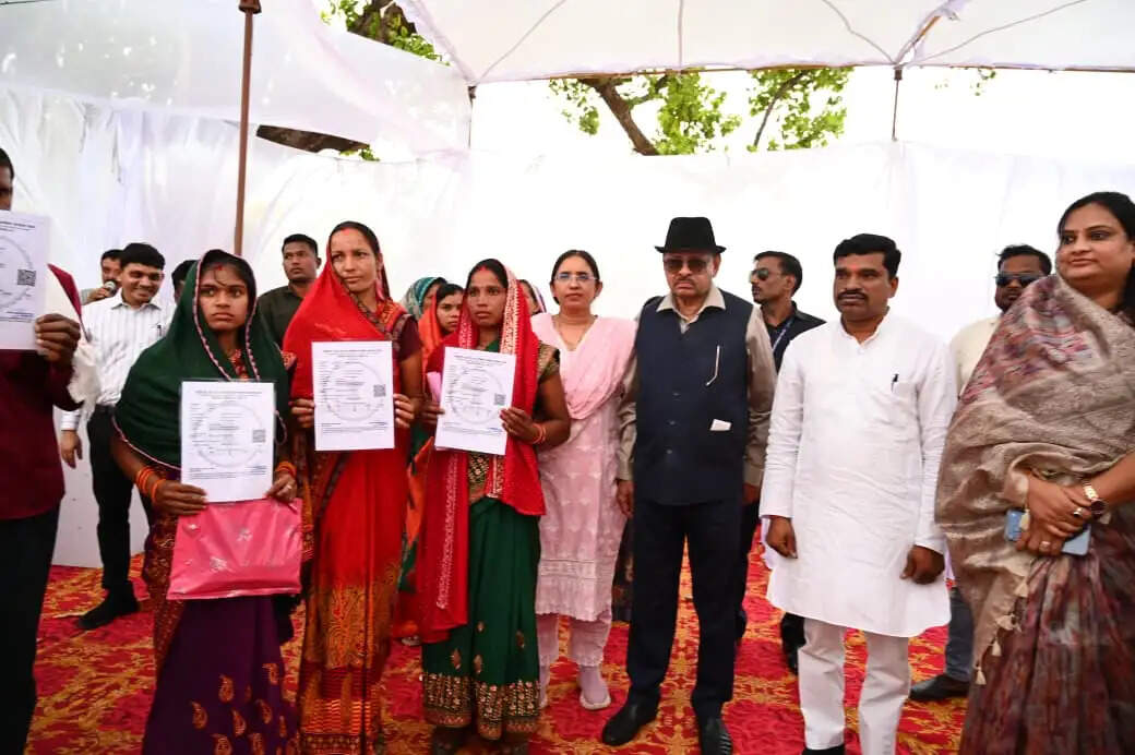 कोरिया : विधायक और कलेक्टर ने खुद सुनीं 14 गांवों की समस्याएं, हाथों-हाथ बांटी 'खुशियों की चाबी'