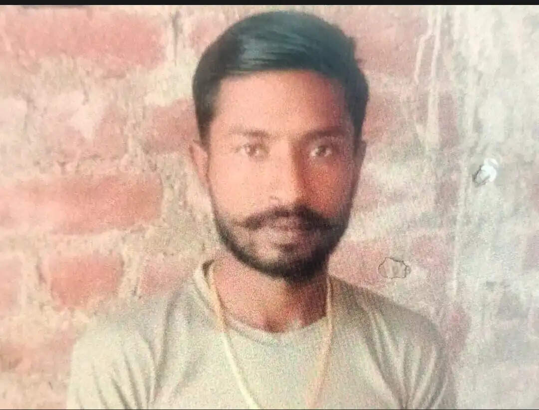 नीम के पेड़ पर लटका मिला युवक का शव, परिजनों ने जताई हत्या की आशंका