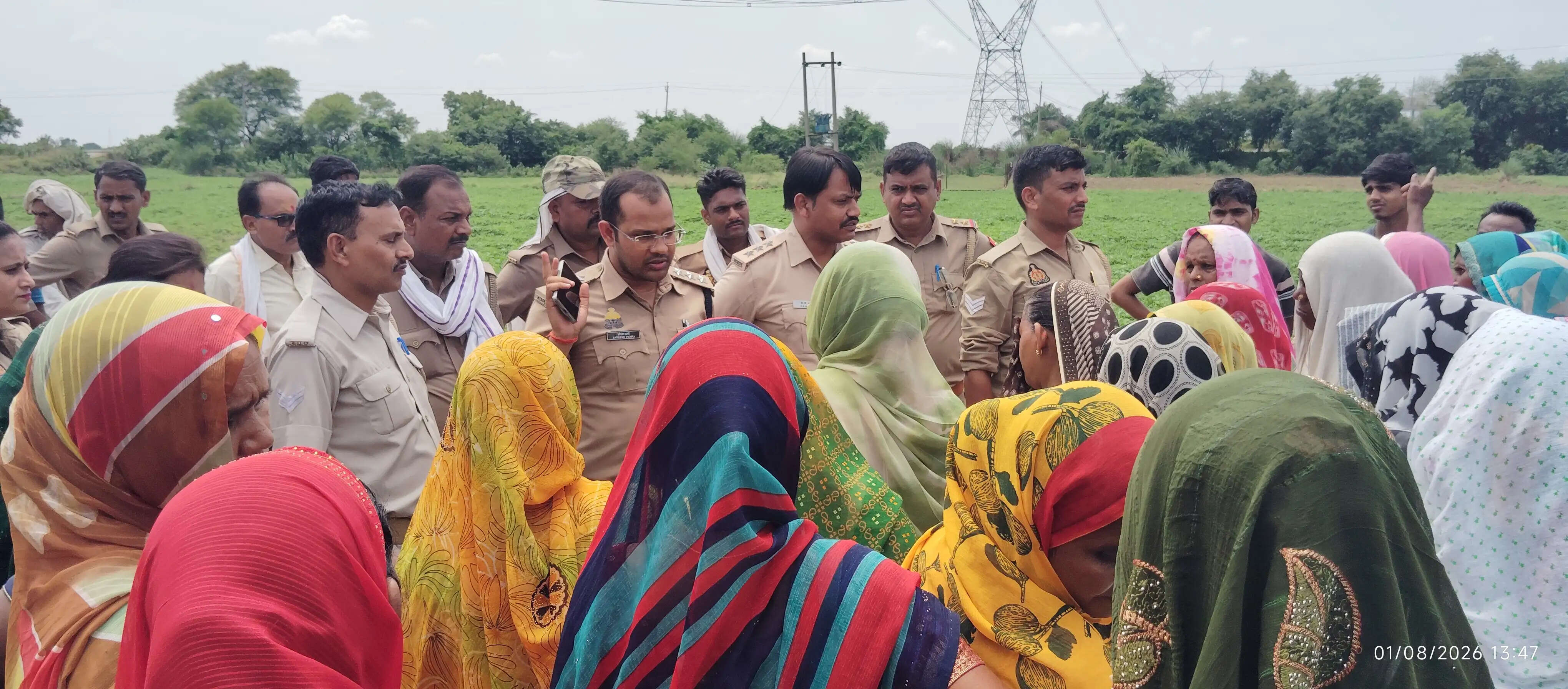 मीरजापुर: शराब ठेके पर महिलाओं का हंगामा, आबकारी इंस्पेक्टर ने संभाला मोर्चा