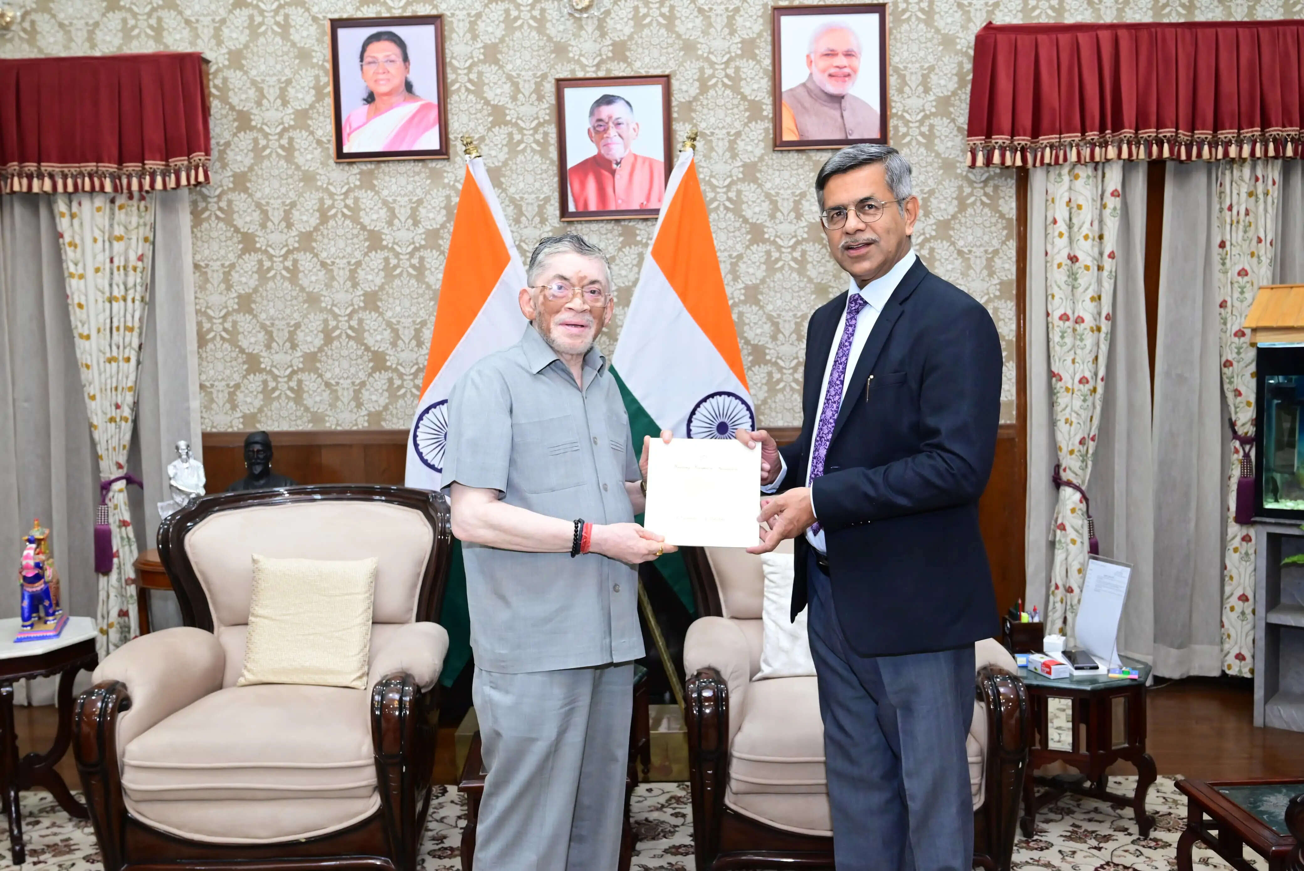 राज्यपाल से मिले तेलंगाना हाई कोर्ट के मुख्य न्यायाधीश, सुपुत्र के ‘आशीर्वाद समारोह’ में किया आमंत्रित