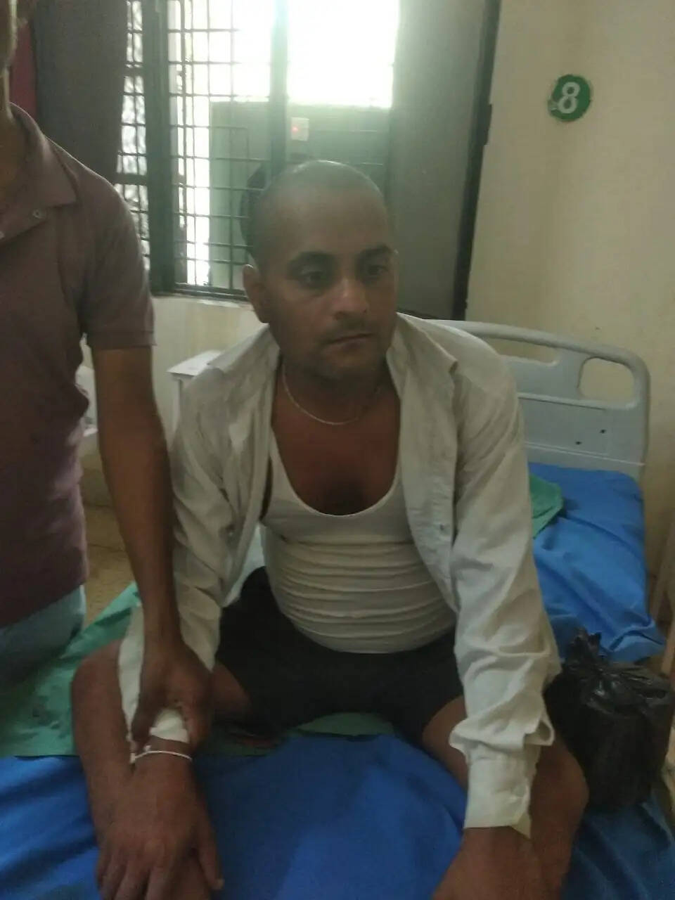 सीएचसी में आधार कार्ड मांगने पर युवक ने ओपीडी काउंटर में की तोड़फोड़, केस दर्ज