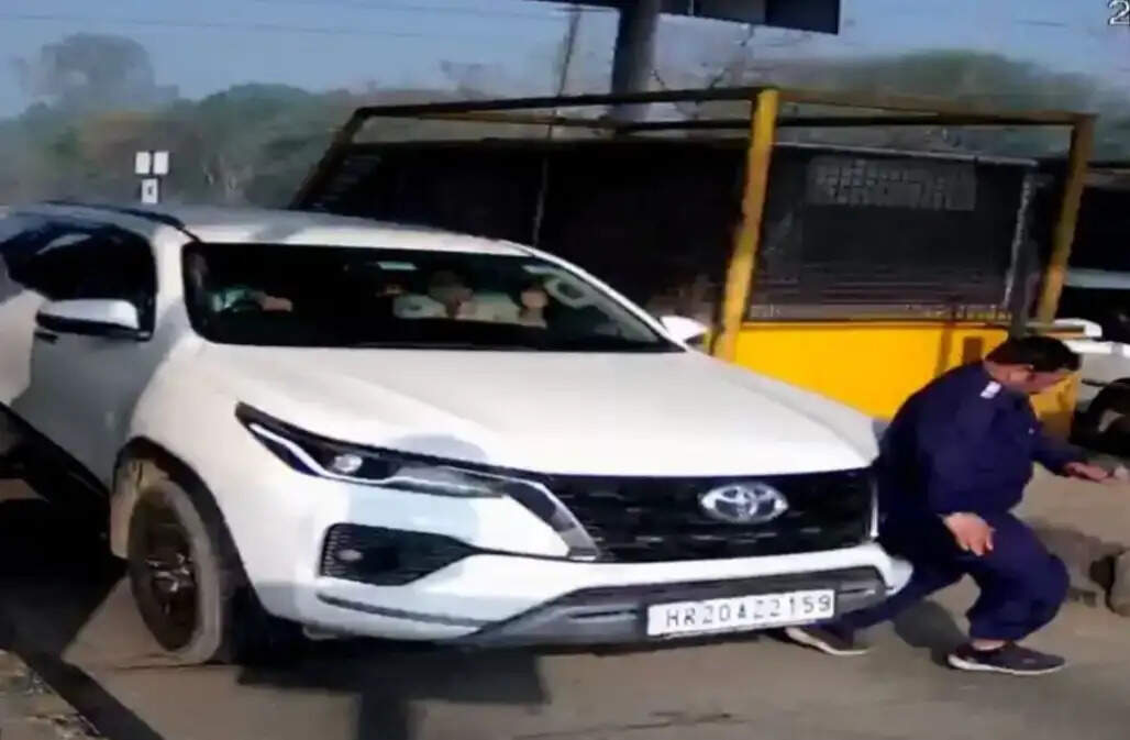 हिसार : रामायण टोल प्लाजा पर तेज रफ्तार कार ने टोल कर्मी को मारी टक्कर, हालत गंभीर