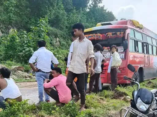 सिंगरौली में देवसर मार्ग पर बस-पिकअप की आमने-सामने भिड़ंत,&nbsp;बाल-बाल बचे&nbsp;यात्री
