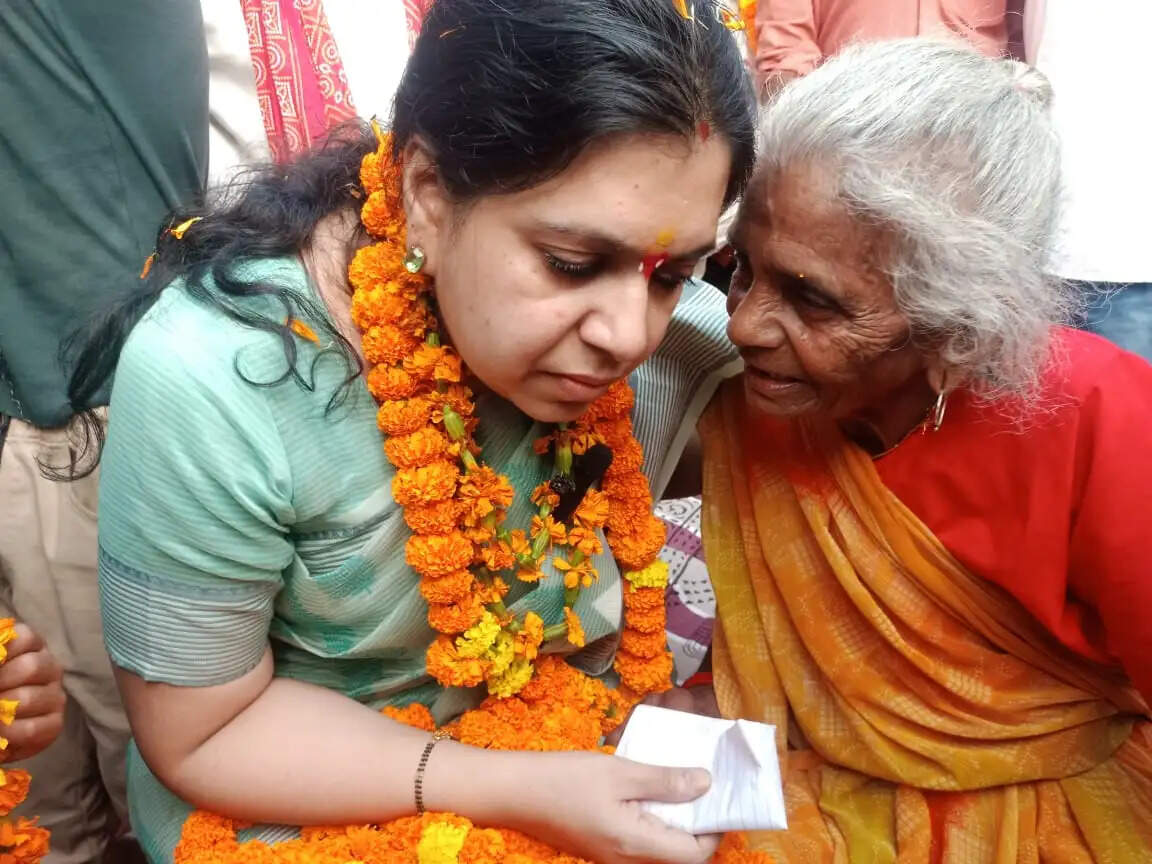 गड़बड़ा धाम पहुंचीं पूर्व आईएएस दिव्या मित्तल, जननीति भारत बनाने पर हुआ स्वागत