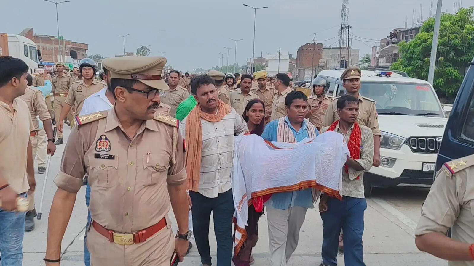 (अपडेट) मऊ में सड़क हादसे के बाद बवाल: महिला की मौत पर हाईवे जाम, पुलिस पर पथराव, लाठीचार्ज से हालात काबू में