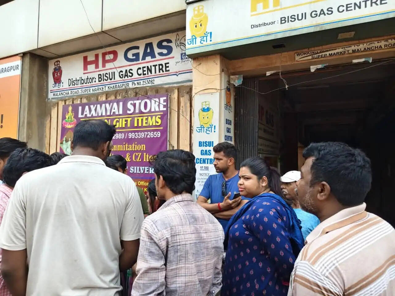 खड़गपुर में गैस आपूर्ति को लेकर कांग्रेस का प्रदर्शन