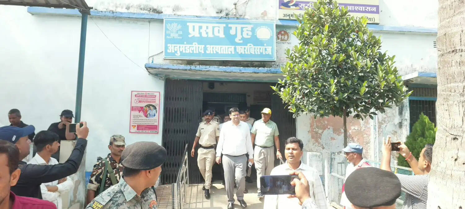 अनुमंडलीय अस्पताल में पसरे गंदगी पर निरीक्षण में डीएम बिफरे, दिए आवश्यक निर्देश