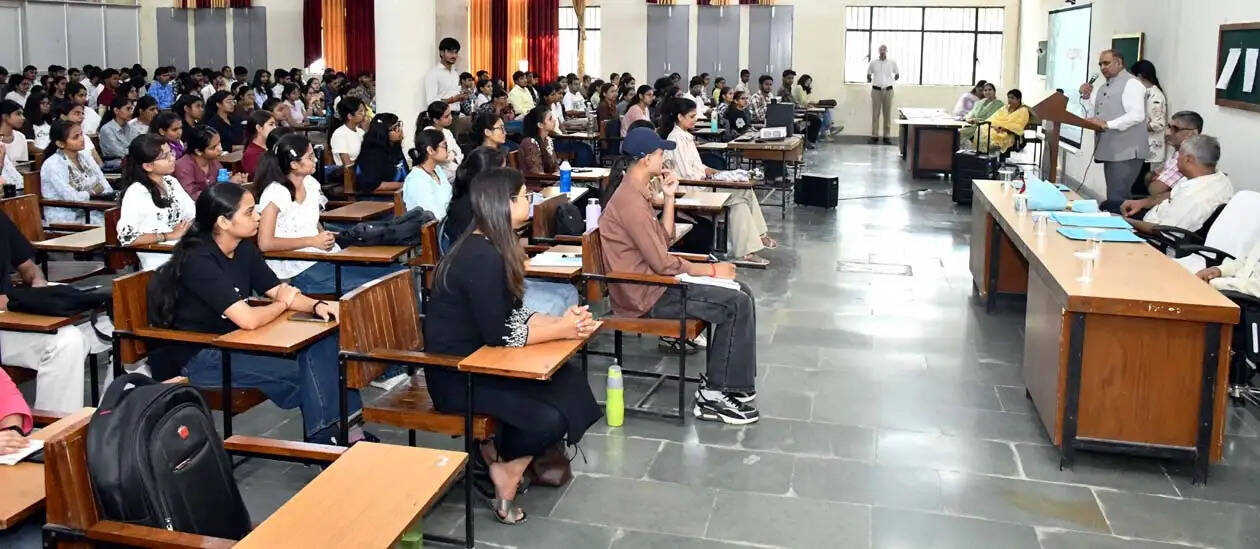 हिसार : विद्यार्थियों को डिग्री तक सीमित न रखें, नौकरी देने वाले बनाएं: प्रो. काम्बोज