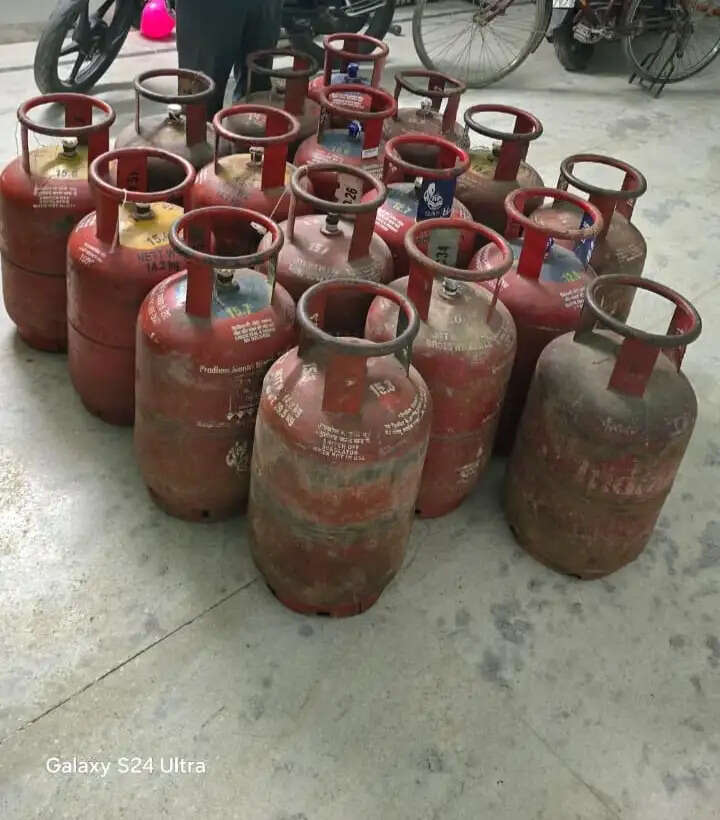 सीतापुरी में गैस सिलेंडर का काला खेल बेनकाब, 17 सिलेंडर बरामद