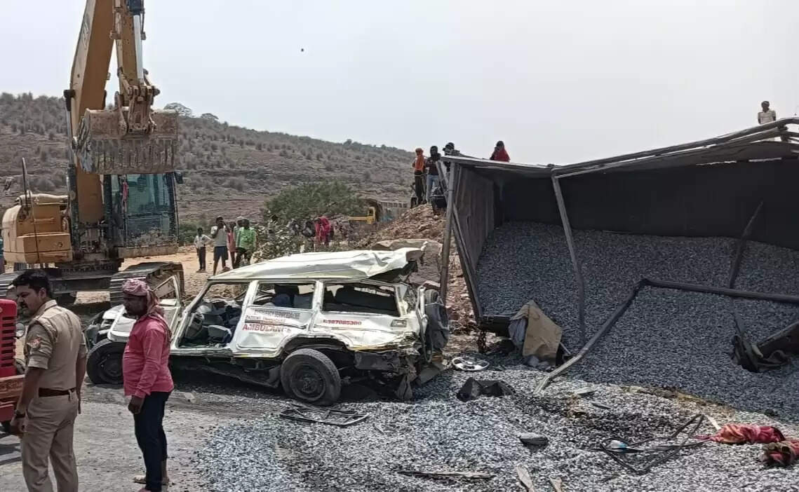 गिट्टी लदा ट्रक एम्बुलेंस पर पलटा, चार की मौत, दो की हालत गंभीर