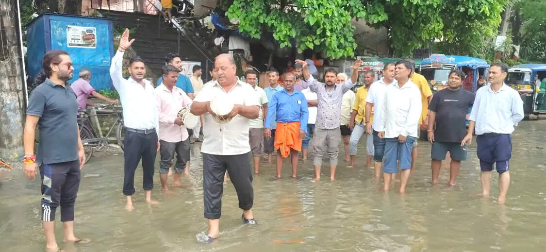 सप्तऋषि क्षेत्र में जलभराव-सीवर चौक से व्यापारी परेशान, डमरू बजाकर जताया विरोध
