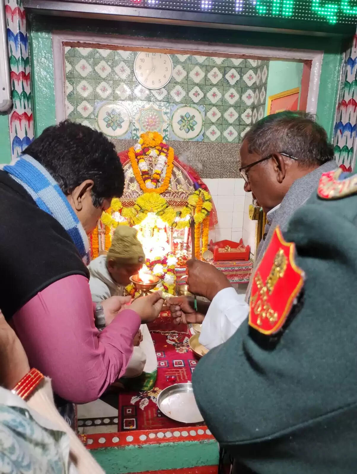 असम के राज्यपाल लक्ष्मण आचार्य ने मंशा देवी मंदिर में किया दर्शन पूजन