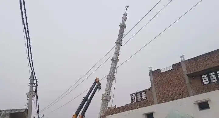 संभल में सरकारी जमीन पर बनी अवैध मस्जिद और 35 फीट ऊंची मीनार गिराई गई