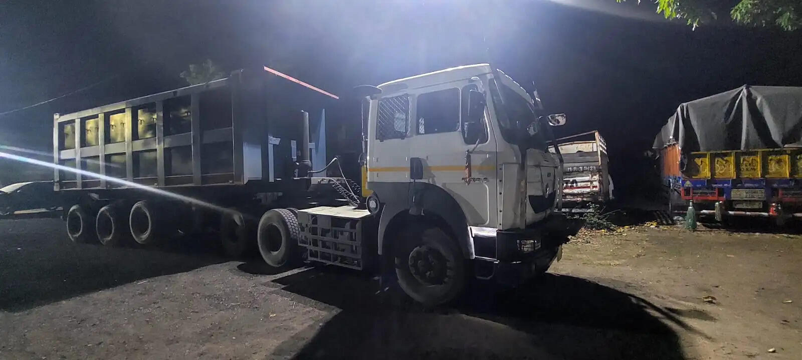 बालू लदा ट्रैक्टर और गिट्टी लदा टीप ट्रेलर धराया, प्राथमिकी दर्ज