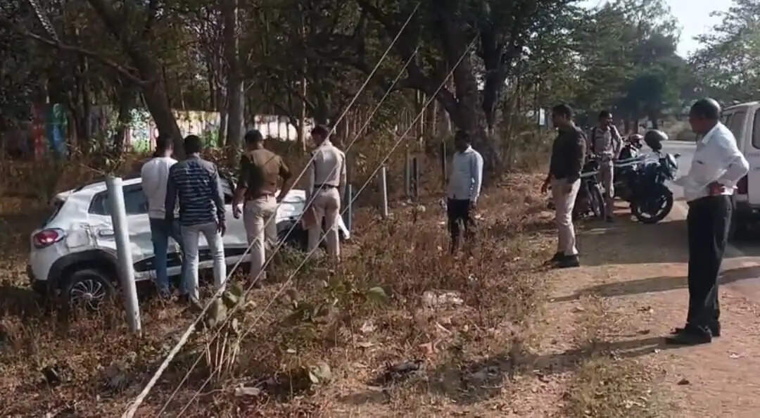 मोपेड को ठोकर मारकर कार विद्युत पोल से टकरई, बाल-बाल बचे