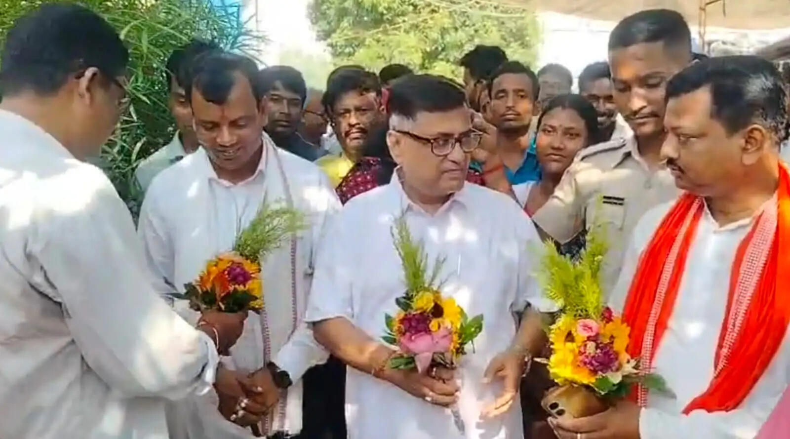 जनकल्याण शिविर का निरीक्षण करने गोघाट पहुंचे राज्य मंत्री भास्कर भट्टाचार्य