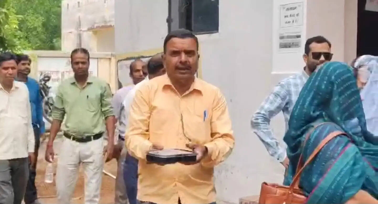 जनगणना प्रशिक्षण में बासी भोजन पर बवाल, शिक्षकों ने लंच पैकेट फेंके