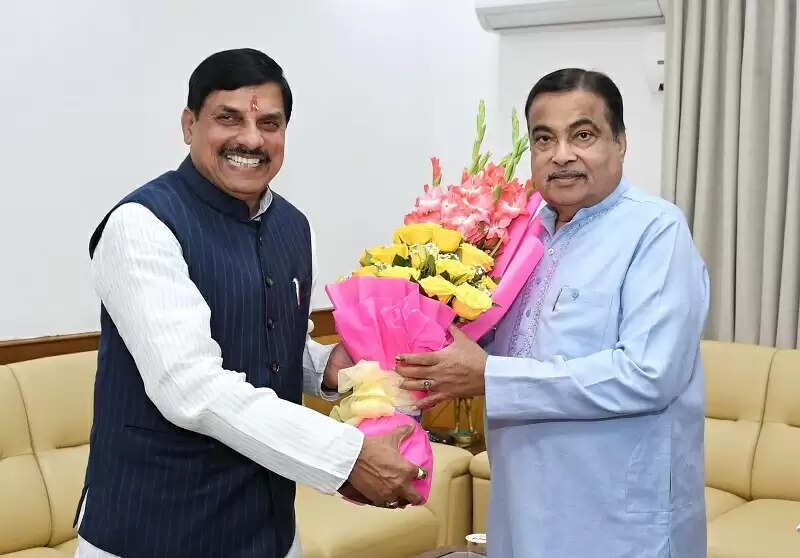 गडकरी पहुंचे मप्र के विदिशा , शिवराज सिंह के साथ किया रोड शो