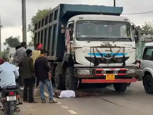 रायसेन में बर्खास्त पुलिसकर्मी का सड़क पर हंगामा, ट्रक के नीचे लेटकर किया हाईवोल्टेज ड्रामा