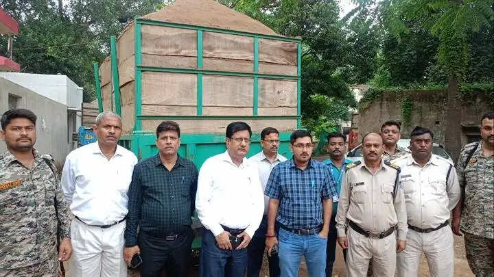 ग्वालियरः रेत के अवैध परिवहन के खिलाफ कार्रवाई, चार वाहन जप्त