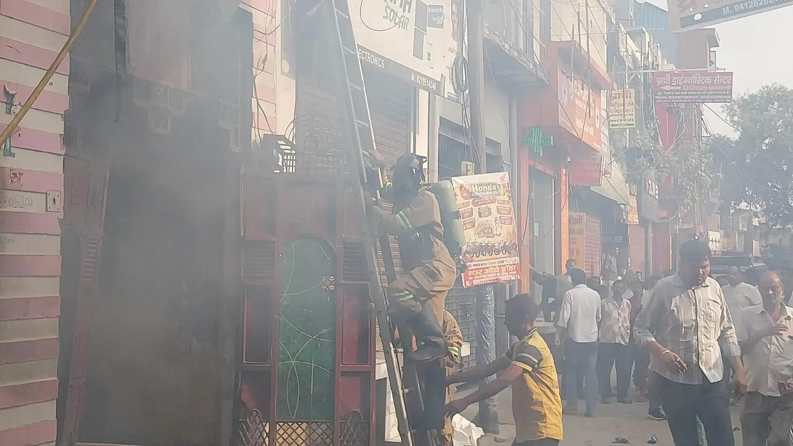 बागपत : दुकान में लगी भीषण आग से फटे दो सिलेंडर, महिला और बच्ची की मौत, कई झुलसे